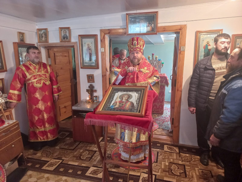 Епископ Серафим совершил Литургию в храме Архангела Михаила села Россоши